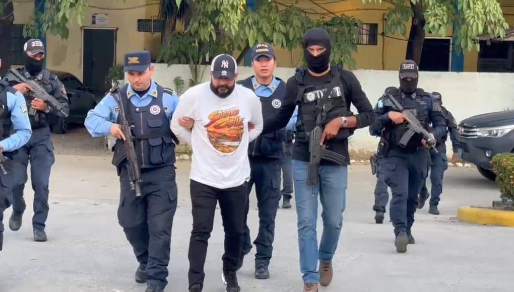 A “Kike” le decomisaron diversos elementos relacionados con prendas como monogramas militares de la PMOP y de uso exclusivo de las Fuerzas Armadas de Honduras.