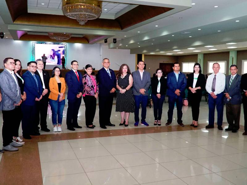 <b><span class=mln_uppercase_mln>Miembros de la mesa principal de la UTH se presentaron alegres en el recibimiento a los nuevos estudiantes.</span></b>