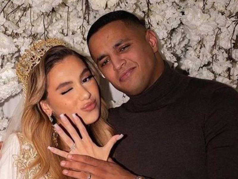 El futbolista Mohamed Ihattaren atraviesa por un momento complicado luego de casarse con una celebridad de Tik Tok. Hoy inclusive el jugador se podría quedar sin trabajo.