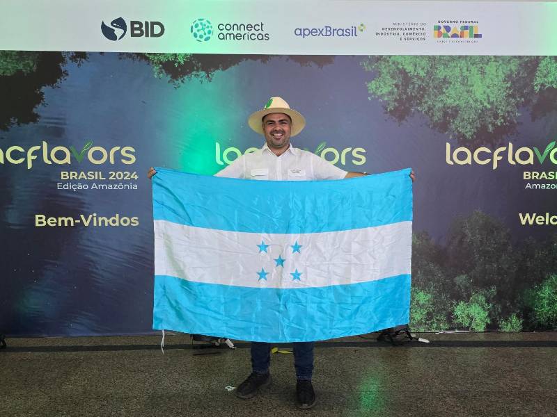 Mauricio Fajardo porta con orgullo la bandera de Honduras en el Lac Flavors Brasil 2024.