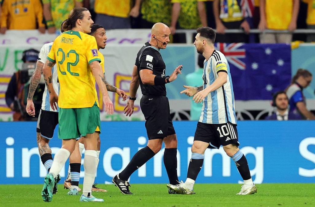 El árbitro polaco Szymon Marciniak le pidió a Messi que se calmara.