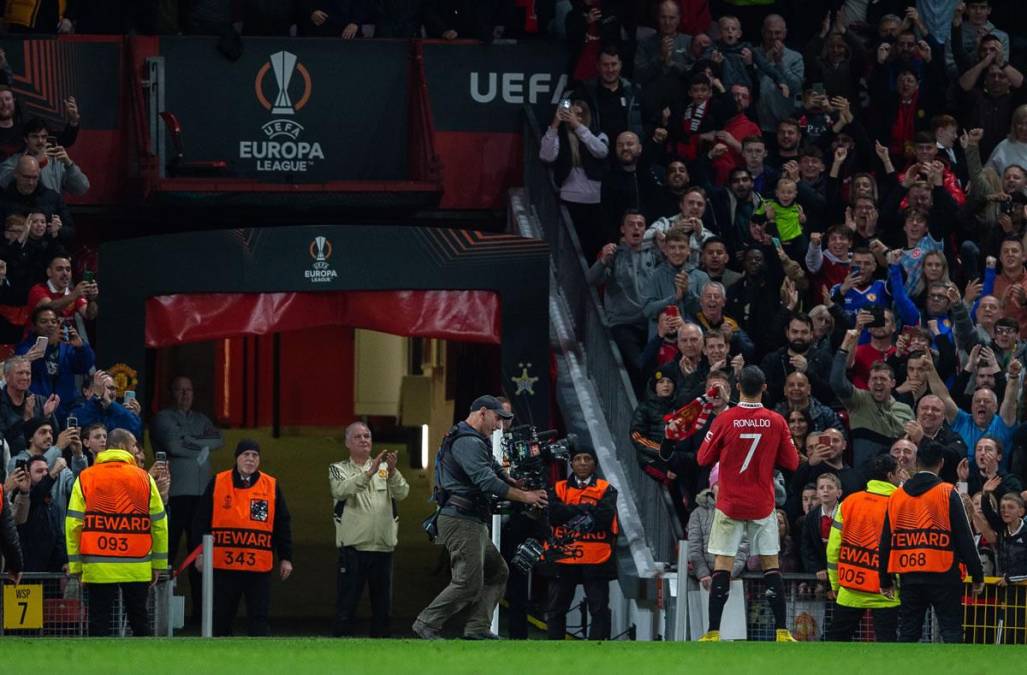 El máximo goleador en la historia del fútbol se paró frente a los aficionados del Manchester United para festejar.