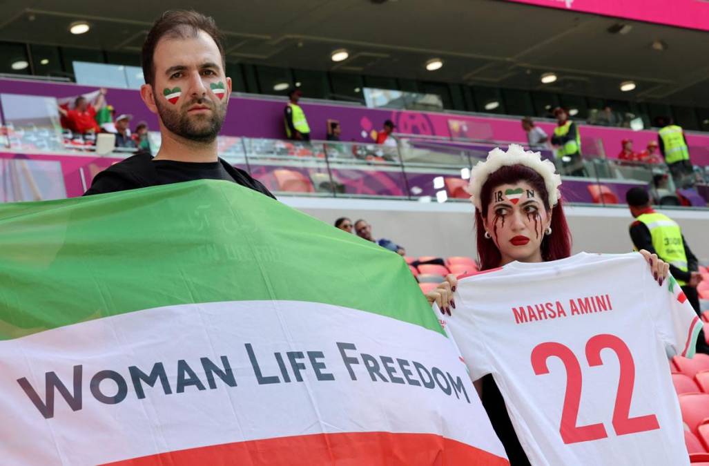 “Women, life, freedom”: Hinchas llevaron banderas en apoyo a las mujeres iraníes.