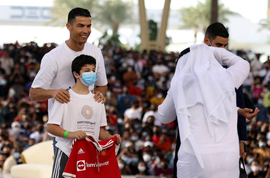 Cristiano Ronaldo se tomó fotografías con varios niños en la plaza El Wasl de Dubái.