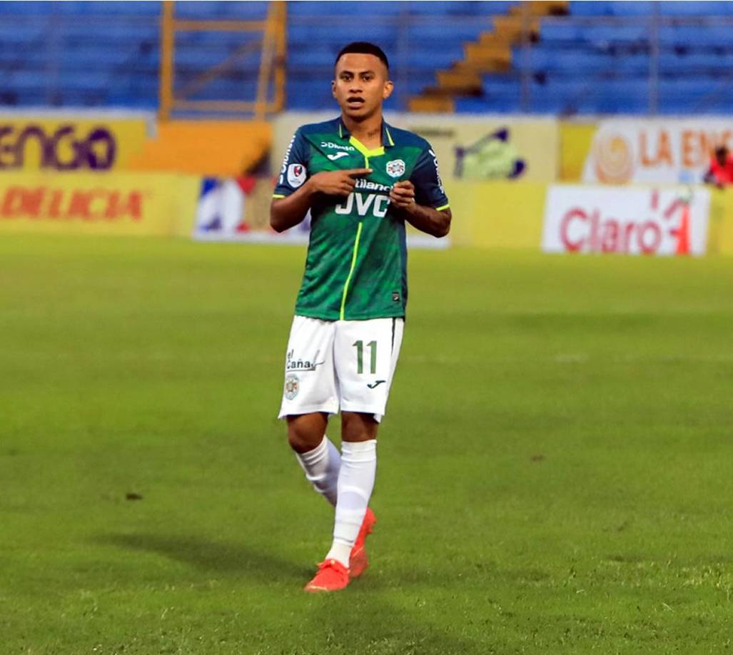 Selvin Guevara, exjugador del Real España, marcó un golazo para el triunfo de Marathón y celebró Señalándose el escudo del Monstruo.