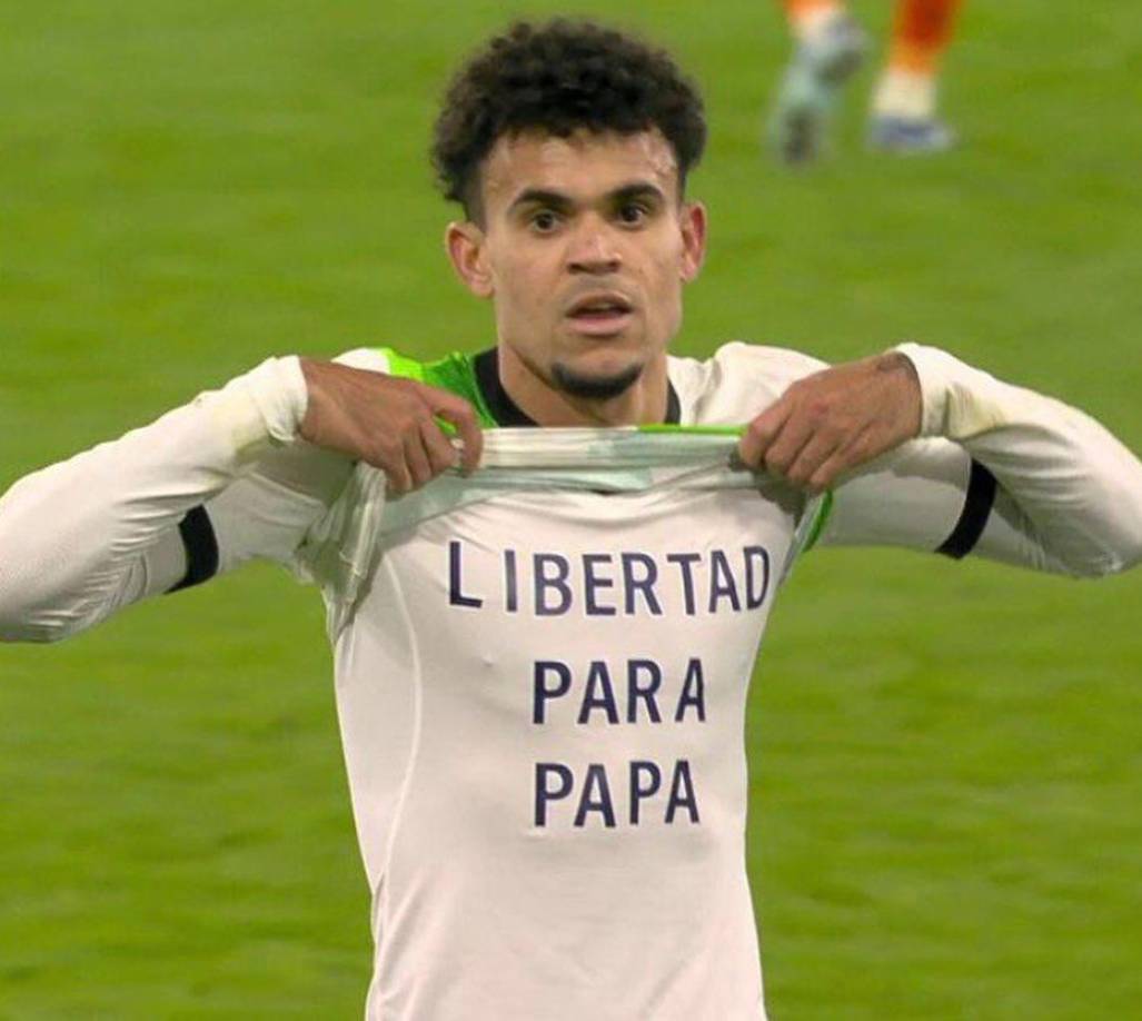 Tras anotar su gol, Luis Díaz dedicó un emotivo mensaje para su padre que está secuestrado: “Libertad para papá”.