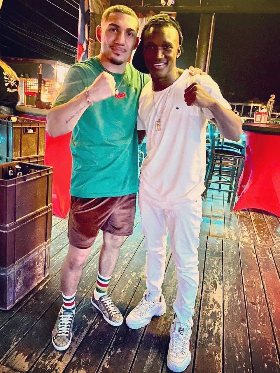 Erick junto a Teófimo López durante una cena donde coincidieron y compartieron conocimientos del boxeo.