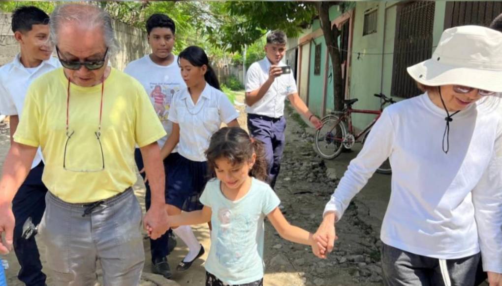 Hace unos tres años, decidió incursionar en YouTube, donde comparte videos de sus viajes y su vida en la capital estadounidense. 