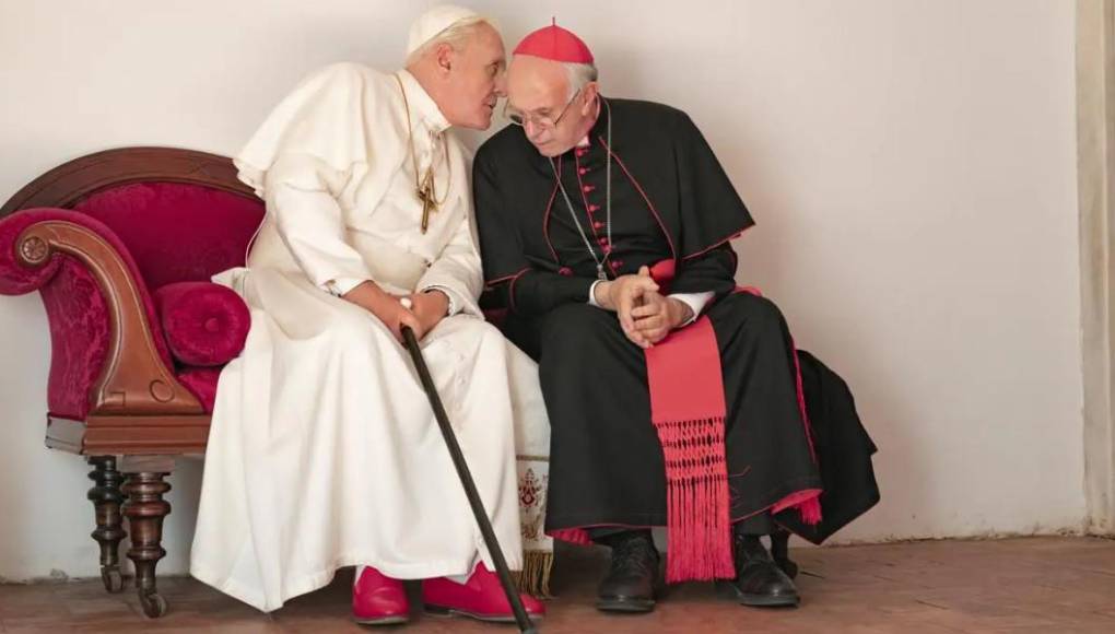 <b>”LOS DOS PAPAS”</b>Explora la relación entre el Papa Benedicto (Anthony Hopkins) y el Papa Francisco (Jonathan Pryce), dos de los líderes más poderosos detrás de los muros del Vaticano, que deben abordar sus propios pasados y las demandas del mundo moderno para forjar un nuevo camino para la Iglesia Católica.