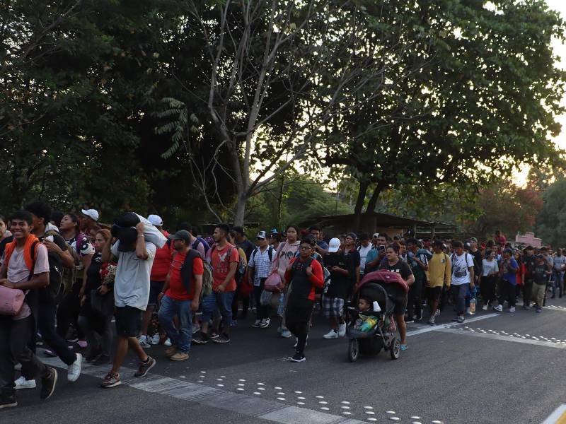 Migrantes de diferentes nacionalidades caminan en una caravana hoy, en el municipio de Tapachula, en Chiapas.
