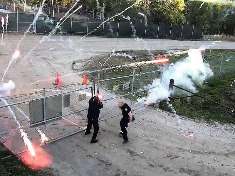 La policía de Atlanta divulgó un video que muestra el momento en que un grupo de manifestantes ataca una estación.