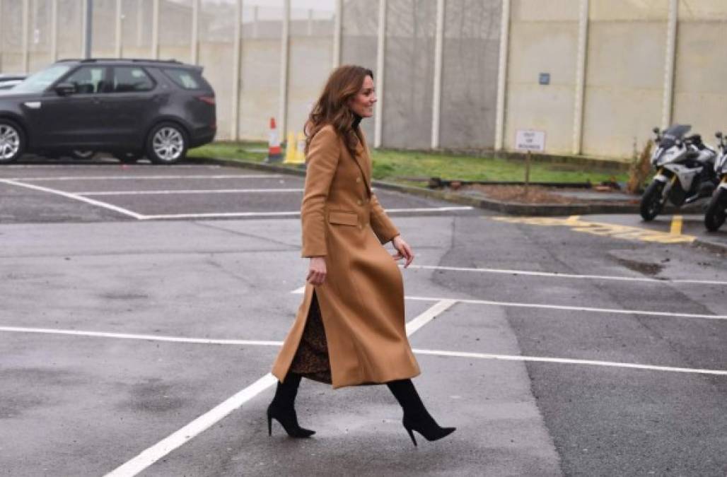 Para su compromiso de este 22 de enero, Kate Middleton eligió un acogedor abrigo marrón de Massimo Dutti, con un valor de unos $450. <br/>