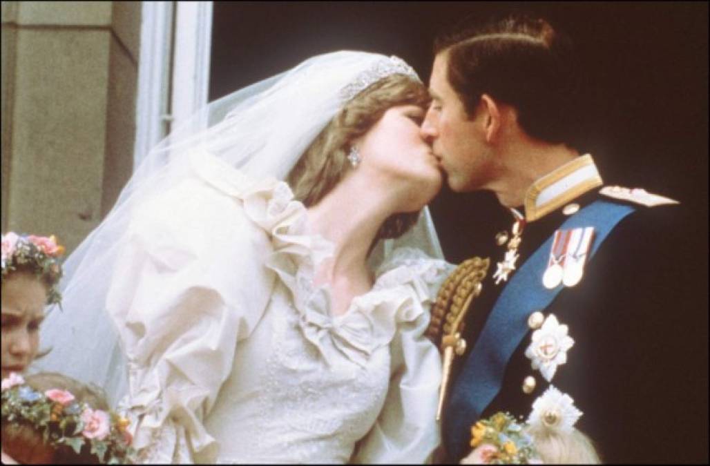 Diana Spencer acababa de cumplir 20 años cuando en 1981 contrajo matrimonio con un príncipe Carlos de más de 30, heredero al trono presionado para encontrar esposa. <br/>Foto de archivo de la boda de la princesa Diana y el príncipe Carlos. AFP