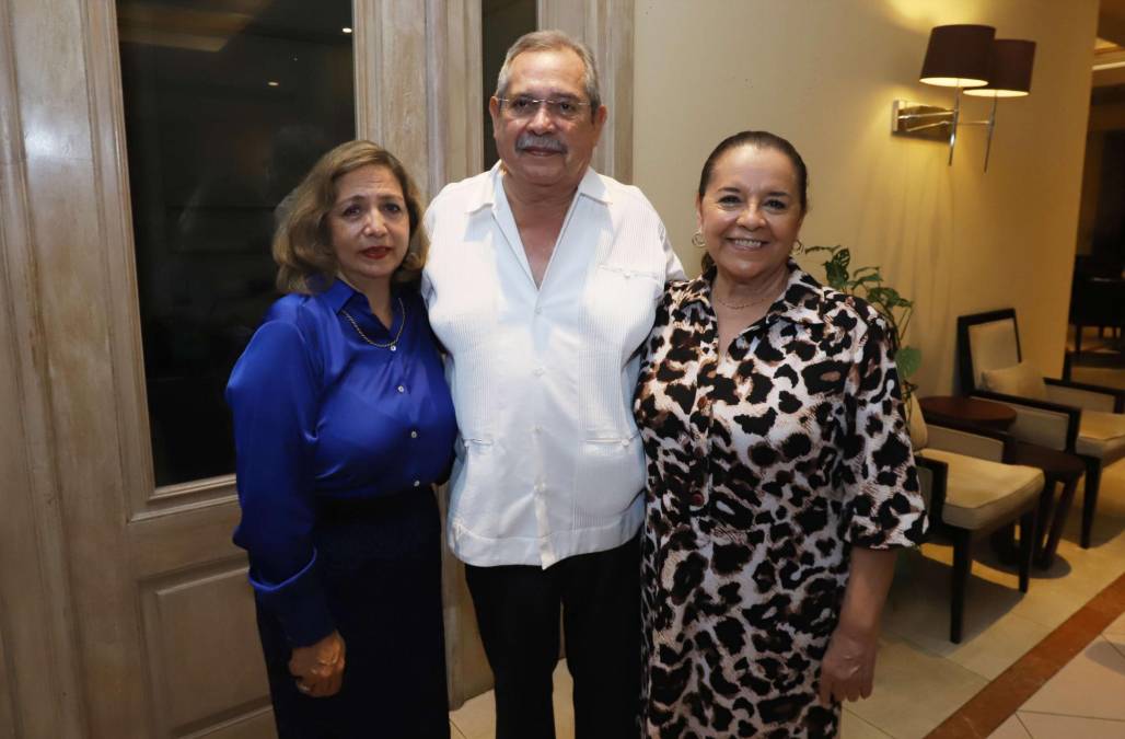 Maribel de Limón, Mauricio Dardón y Lilia Bermúdez