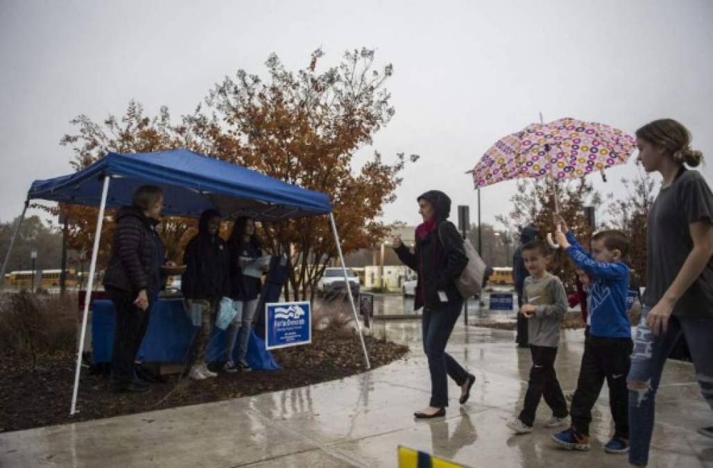 En algunos lugares de EEUU amaneció con lluvia, pero no fue impedimento para miles que salieron a las urnas.