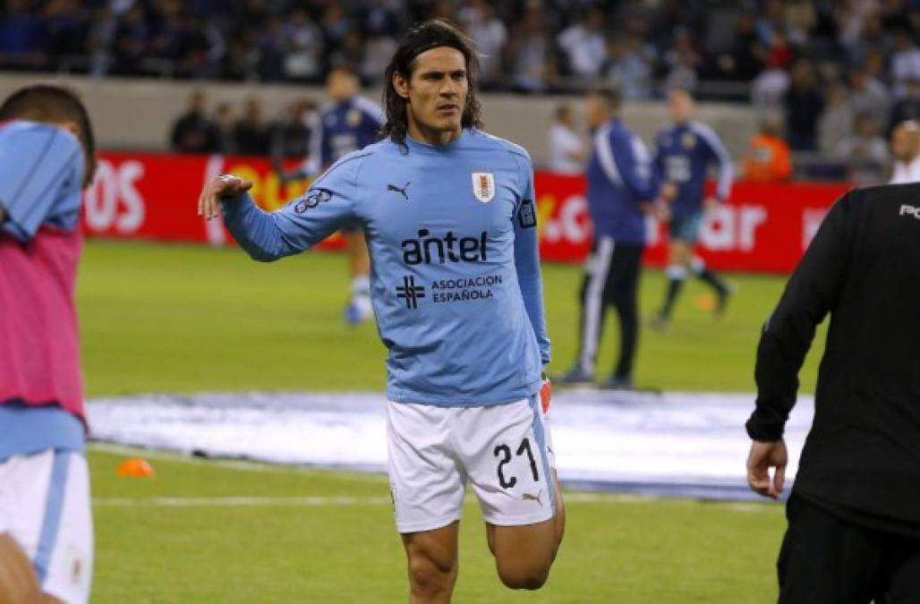 Edinson Cavani se encargó de anotar el primer gol del partido y ha causado revuelo por su pelea con Lionel Messi.