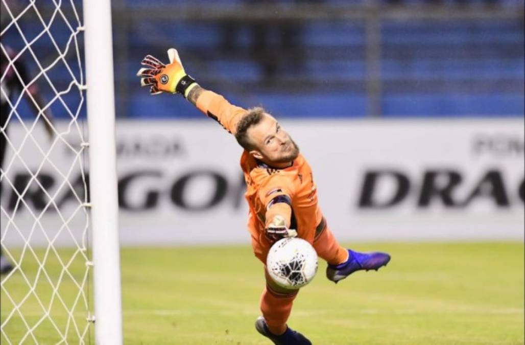 El portero Stefan Frei realizó este gran tapadón a un cabezazo de Jerry Bengtson.