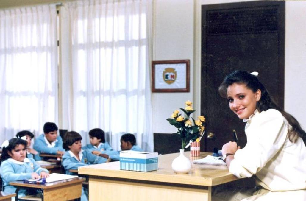 Carrusel apareció en televisión entre 1989 y 1990. Su historia principal se desarrolla en torno a un grupo infantil de primaria, acompañados por su profesora, la maestra Ximena. 