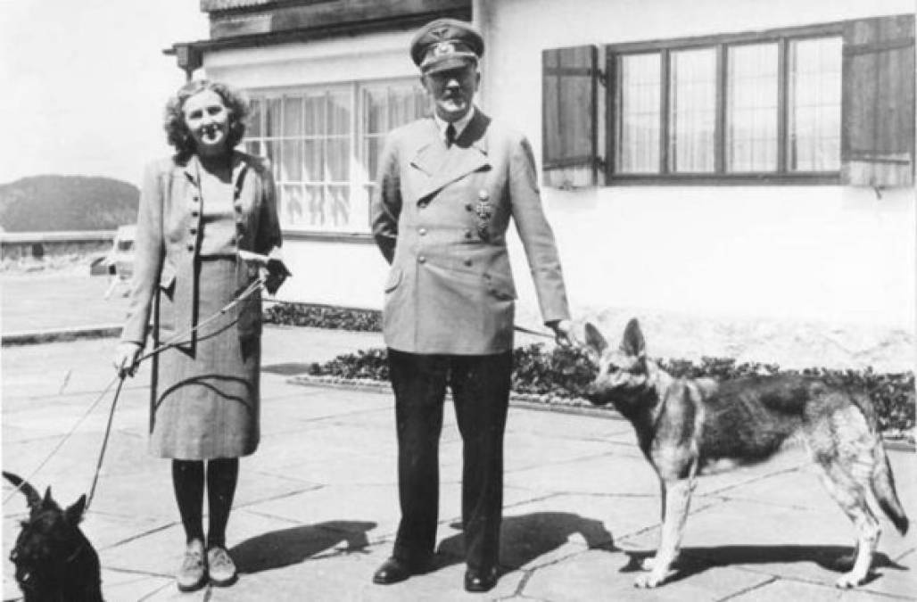 El 29 de abril de 1945, Hitler se casó con Eva Braun y un día después ambos se suicidaron:él de un disparo en la boca, ella ingerió capsulas de cianuro.