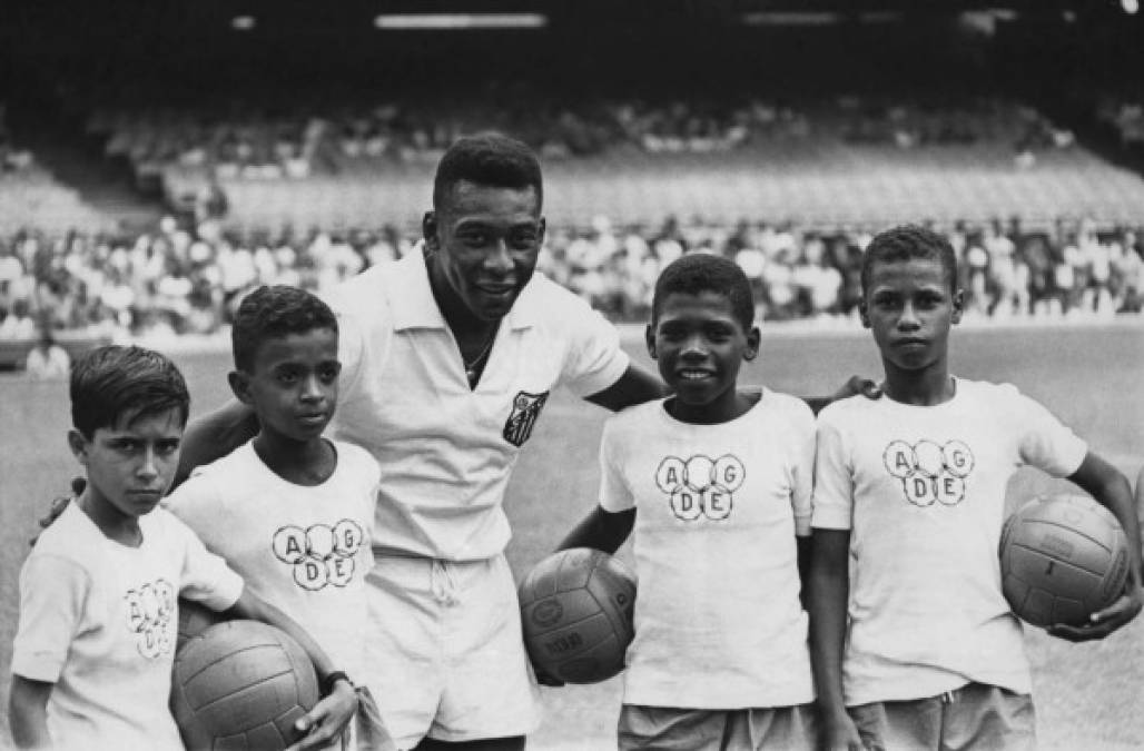 Debutó con la Selección de Brasil en el Estadio Maracaná con 16 años ante Argentina. Allí anotó su primer gol con el combinado brasileño. Ese fue el comienzo de una carrera impresionante con la selección de su país.