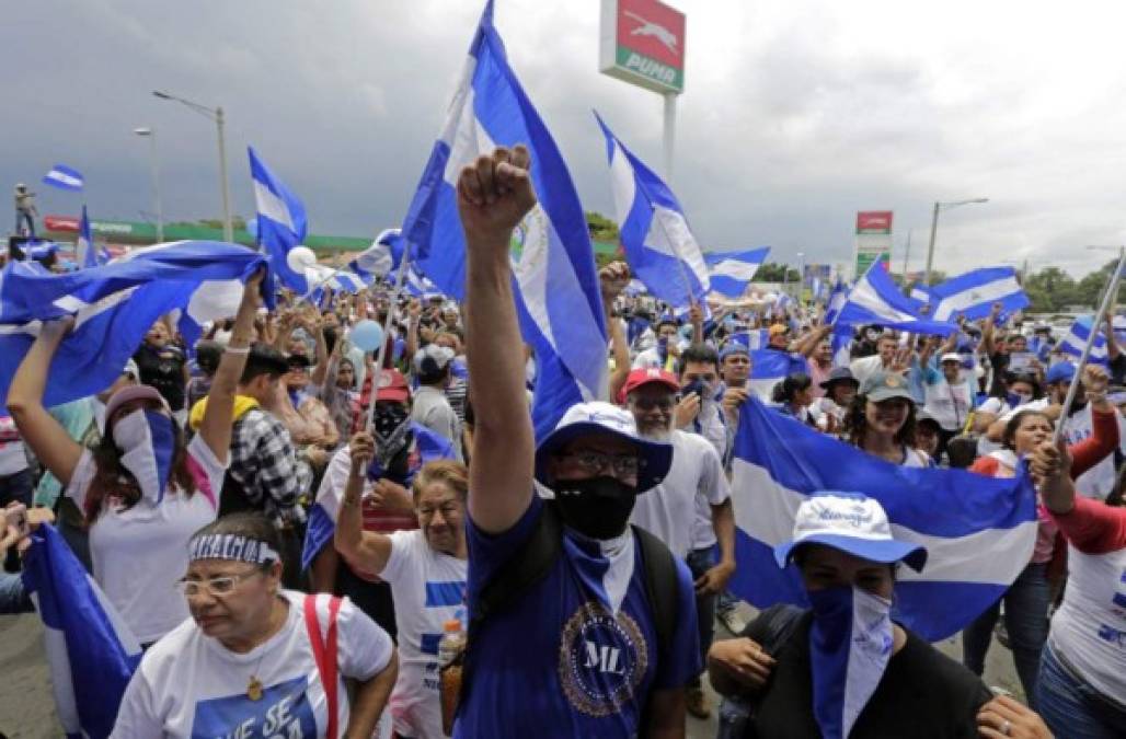 Miles de nicaragüenses se manifestaron este domingo en la denominada 'marcha de los globos' para exigir la liberación de 'los presos políticos' y la renuncia del presidente Daniel Ortega.