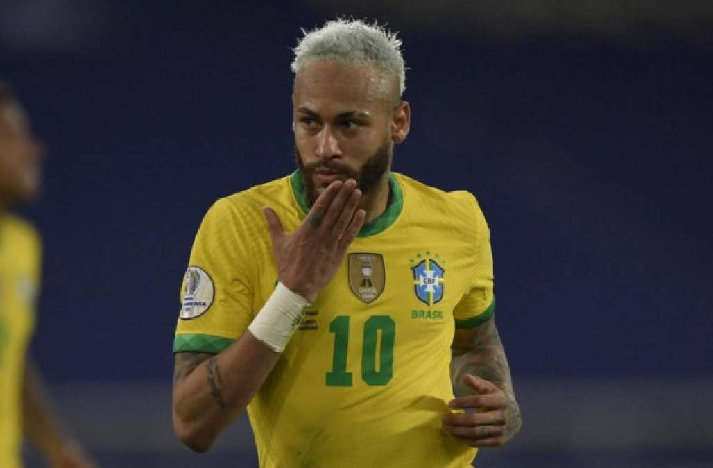“Quería etiquetarla, pero ella no me deja”, publicó en sus redes sociales Neymar luego de que celebró uno de sus goles en la Copa América de una forma cariñosa. Foto AFP.