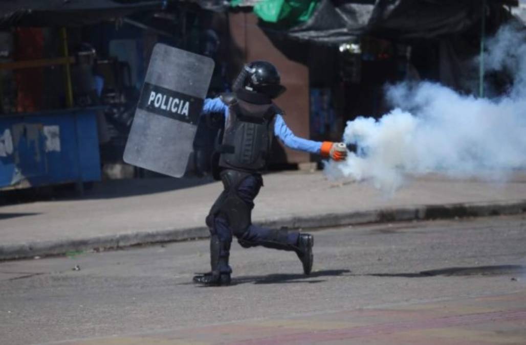 Los policías antimotines llegaron a desalojar la vía pública.