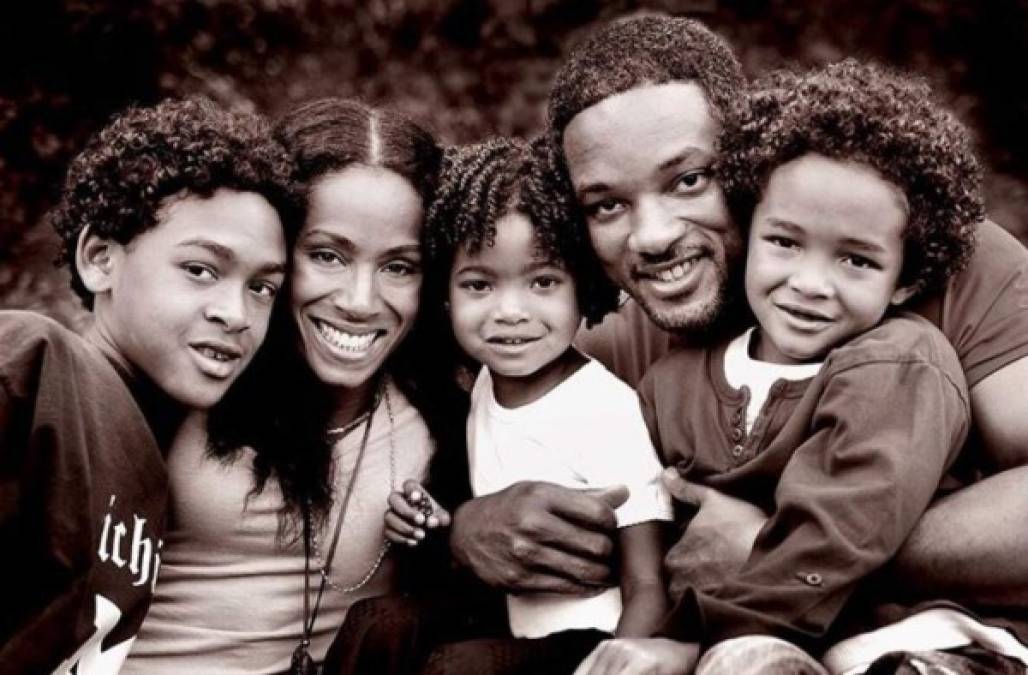 Will Smith conmemoró el día de Acción de Gracias con una foto antigua junto a su esposa, Jada Pinkett Smith, y sus hijos.