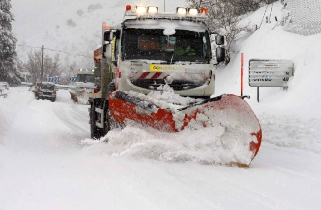 La delegación del gobierno de Madrid anunció el lunes haber elevado su plan ante nevadas, que han caído copiosamente desde el sábado, para desplegar máquinas quitanieves y esparcidoras de sal, así como disponer el corte de tráfico en ciertas rutas.