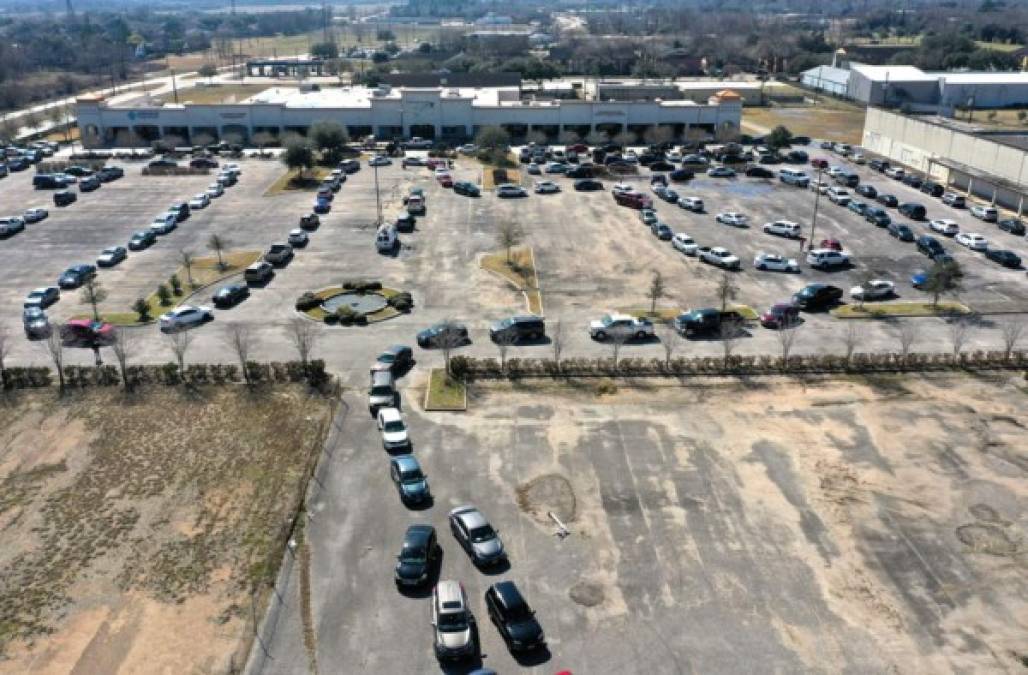 'Queremos mostrarles que Nueva York está con ustedes, que todo el país está con ustedes', dijo después de participar en una distribución de alimentos.