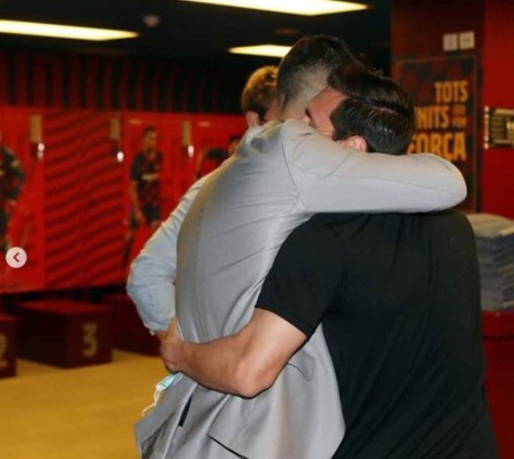 'No te olvides lo que te dije 'seguí disfrutando y demostrando que por algo sos el UNO' y que 2,3 o 4 no empañen lo gigante que sos para el club y para el mundo del fútbol. Te quiero mucho amigo y los vamos a extrañar a los 5', cerró Suárez.