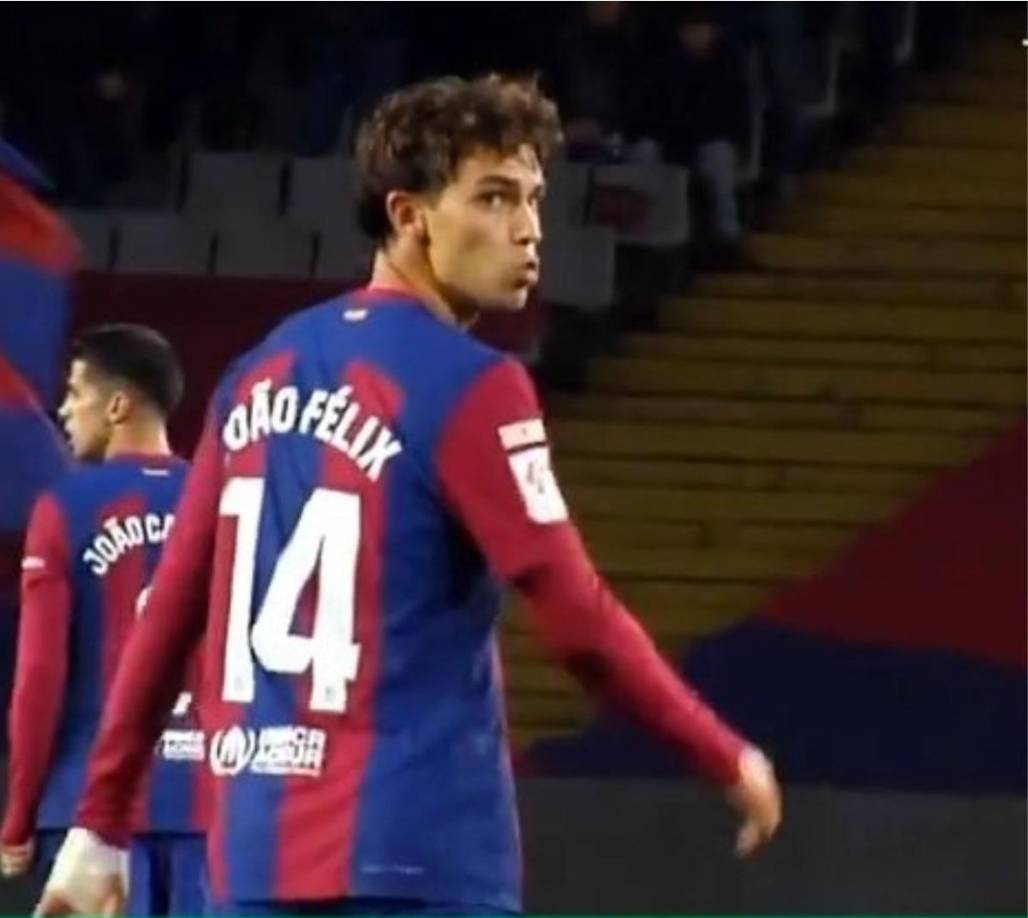 Después, Joao Félix tuvo otro gesto con los aficionados del Atlético y les lanzó un beso.