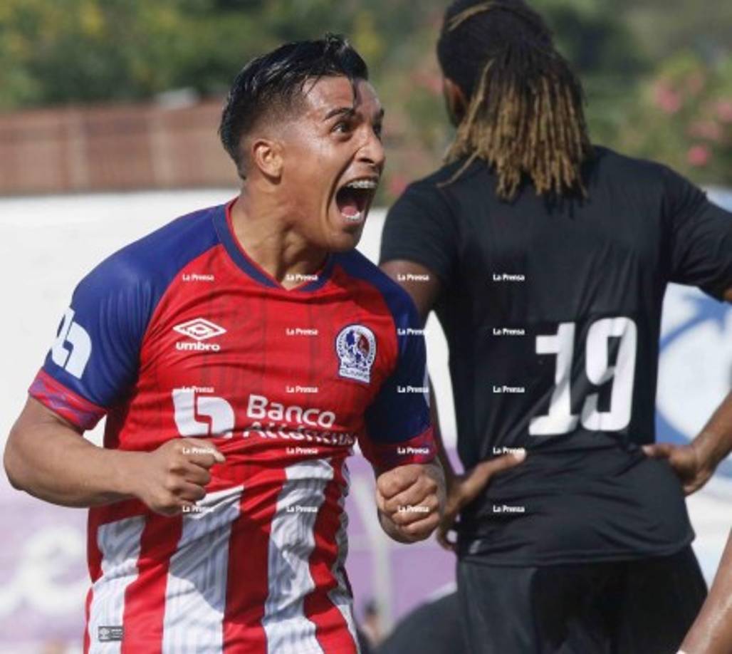 Michaell Chirinos regresó a la Liga Nacional tras su paso por México y fue la gran figura. Al minuto 24 anotó lo que era el 2-0 y lo gritó con todo.