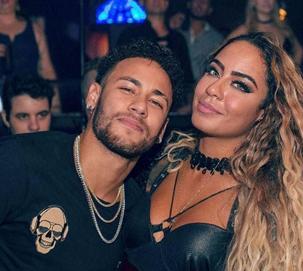 El tema también lo abordó el reconocido periodista brasileño Leo Dias, que en el portal informativo que lleva su nombre aclaró: “Neymar organizó una fiesta en un condominio de lujo en Cuiabá con la presencia únicamente de mujeres y jugadores seleccionados”. El cronista aseguró que tanto Richarlison como Vinicius Jr. estuvieron en esa fiesta, al igual que Rafaella, la hermana Ney.