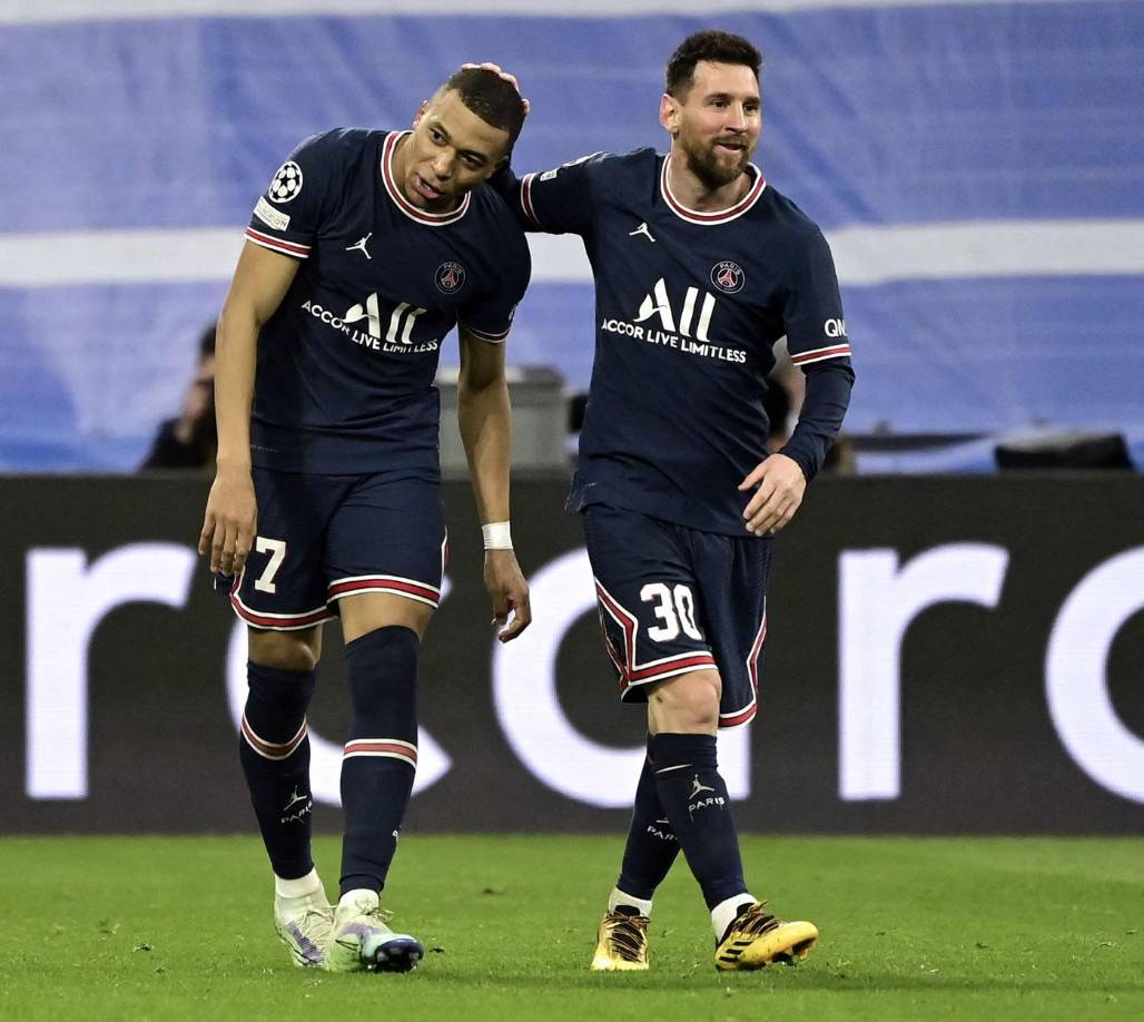 Lionel Messi felicitando a Mbappé tras su gol.