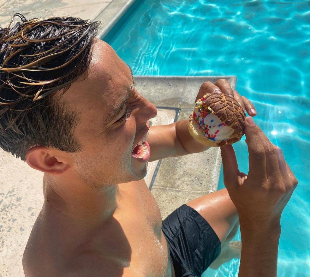 ‘Cubo’ Torres está sin poder jugar y con contrato pausado por el Herediano, pero para ocupar el tiempo libre decidió vender comida por redes sociales en compañía de su esposa.