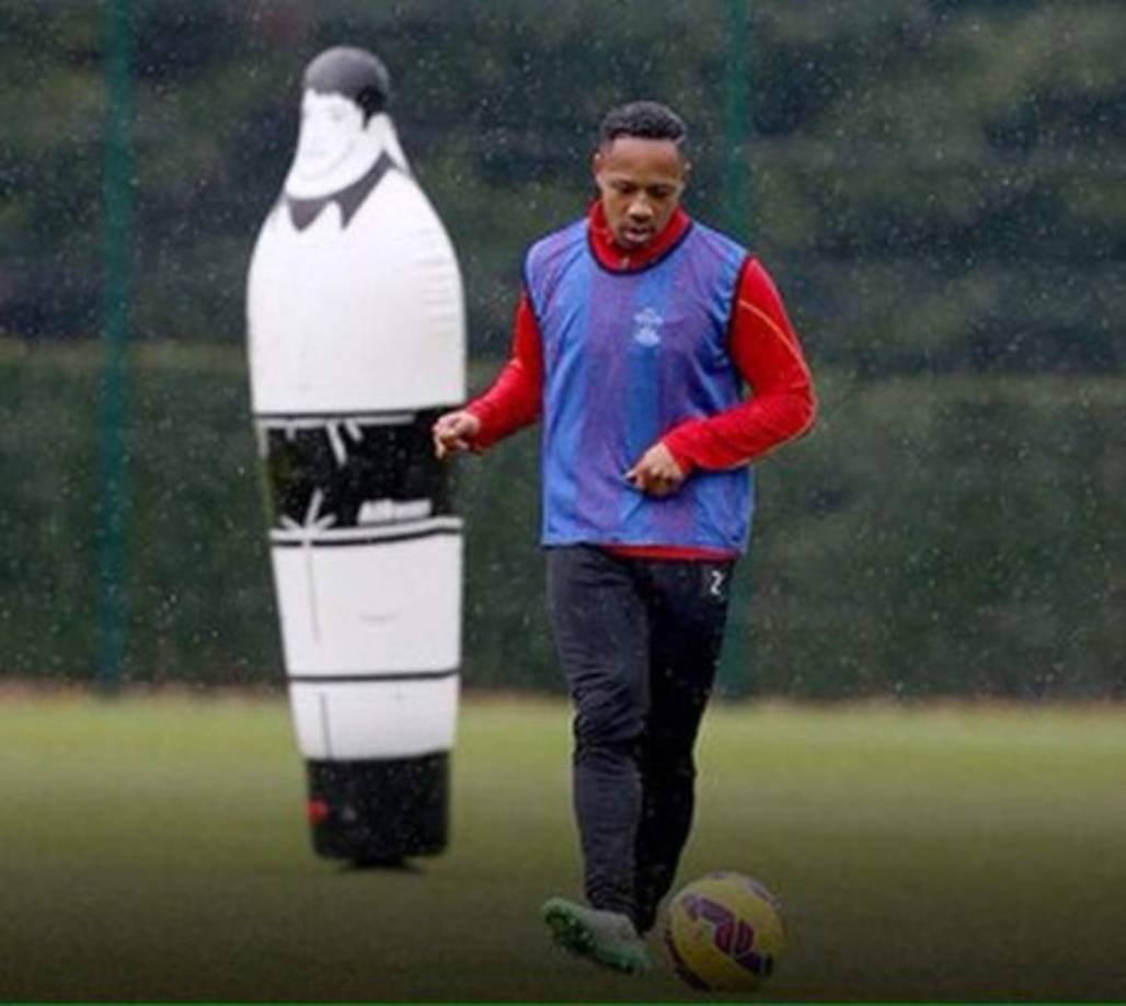 Mientras que la cuenta de Twitter del jugador es @Nathaniel_Clyne ‏