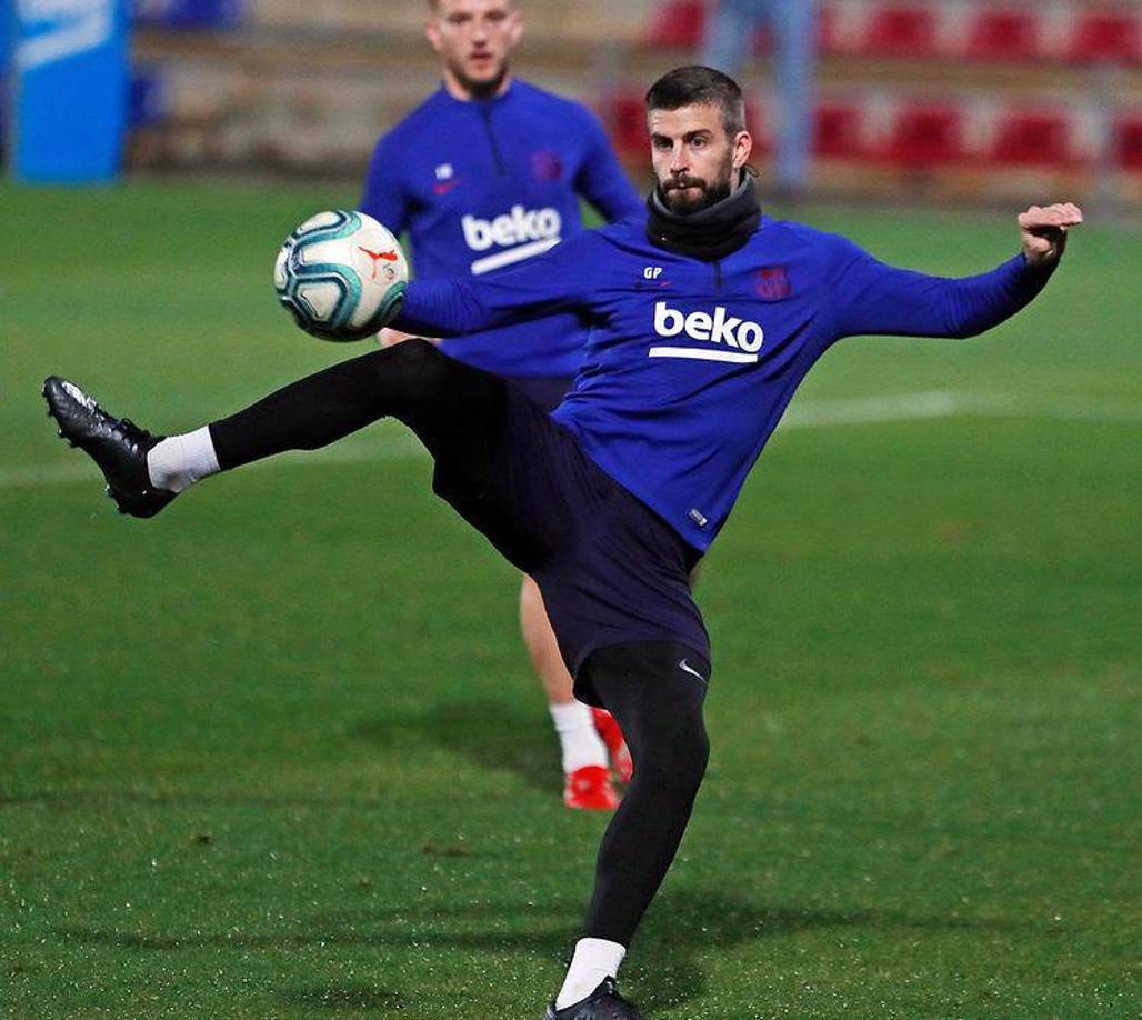 El también empresario, quien se separó de su pareja en junio después de 11 años juntos, se veía de buen humor mientras abrazaba a la supermodelo.