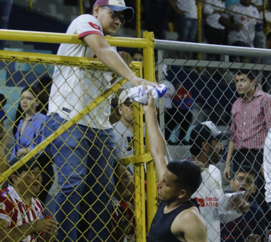 Edwin Rodríguez tuvo el lindo gesto de obsequiar su camiseta tras el pitazo final.