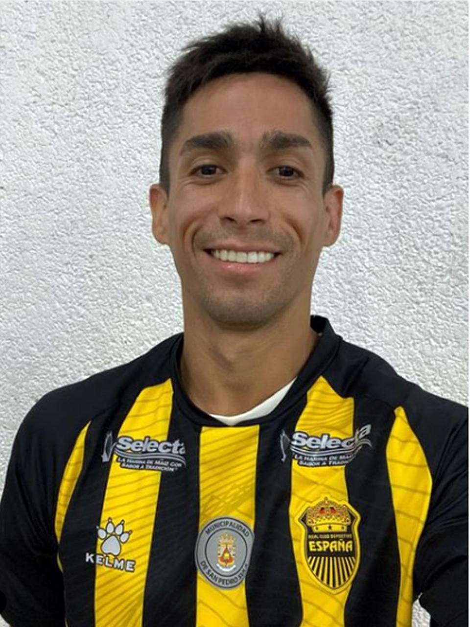 Juan Vieyra ya luce los colores del Real España, su nuevo equipo.