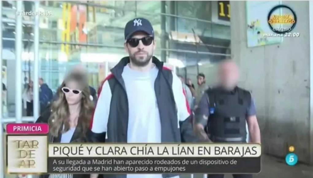 Piqué y Clara Chía se mostraron altivos, serios y rodeados por hasta ocho agentes de seguridad del aeropuerto para evitar las preguntas de los medios de comunicación, según información de Europa Press, cuya reportera hizo numerosas preguntas que no fueron respondidas por ellos.
