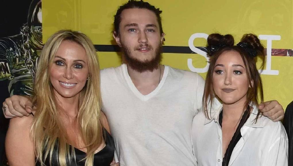 Según le contó un informante a US Weekly, Noah no estaba invitada al casamiento de su madre. Incluso, añadió que Miley tenía guardias en la puerta de su casa como precaución para evitar que entrara Noah, que vive a unas cuadras de lo de su hermana. 