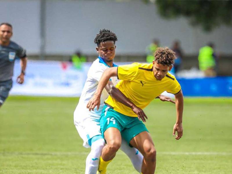 Jonathan Núñez en la disputa del balón.