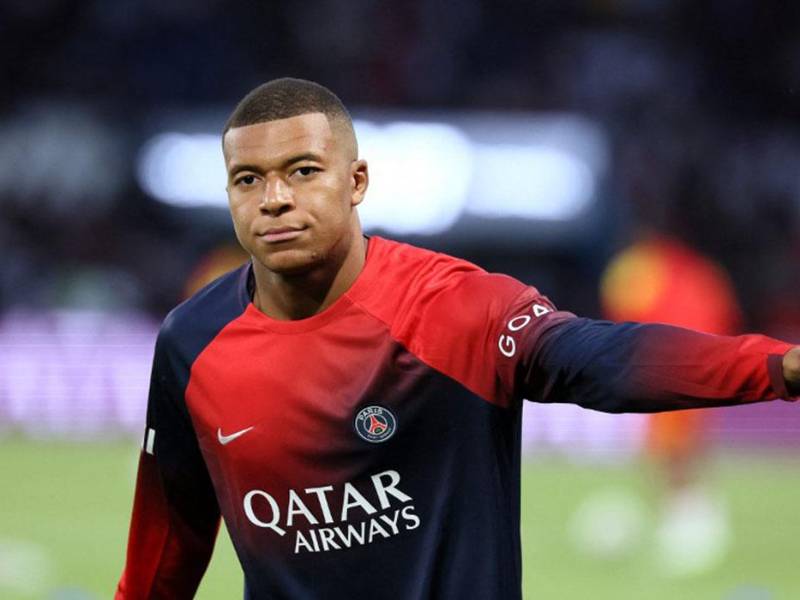 Mbappé en el calentamiento del PSG vs Lens.