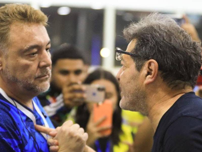 Karsten Rivas en el momento que fue encarado por Hugo Pérez.