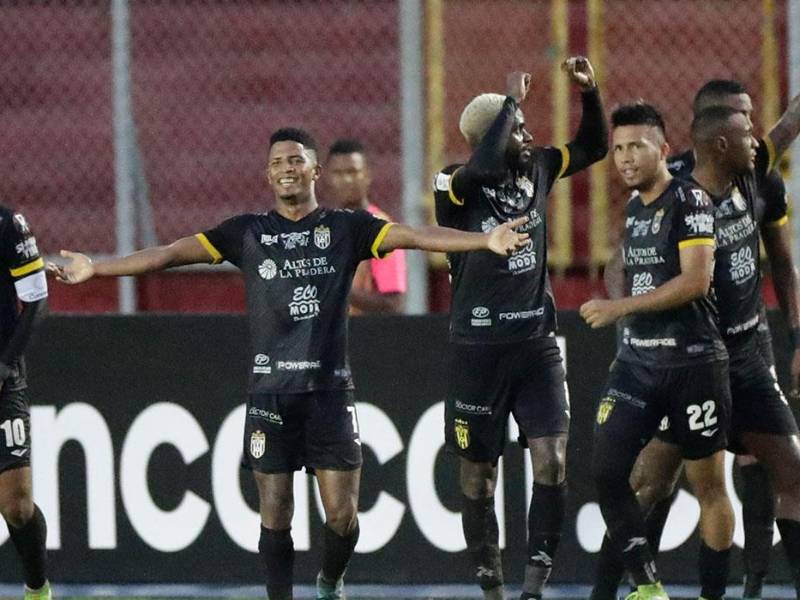 Jugadores del CAI celebrando uno de los goles en la victoria ante Real Estelí.
