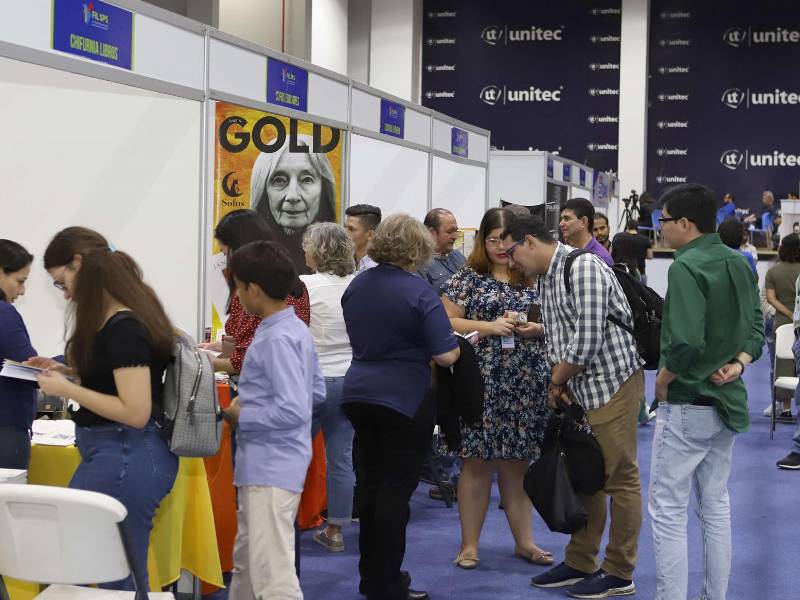 La Feria Internacional del Libro de San Pedro Sula ha sido un éxito rotundo, cientos y cientos de personas llegaron desde el viernes 17 de noviembre en su primer día, luego el sábado, hasta hoy domingo 19 que es el cierre de la jornada literaria más importante de la ciudad. Un total de 25 editoriales, 15 librerías, 54 autores hondureños y 16 del extranjero acompañaron en el Polideportivo de Unitec.