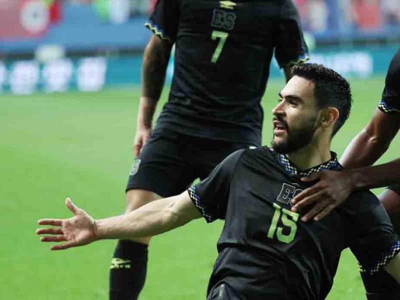 Alexander Roldán celebrando el gol de El Salvador.