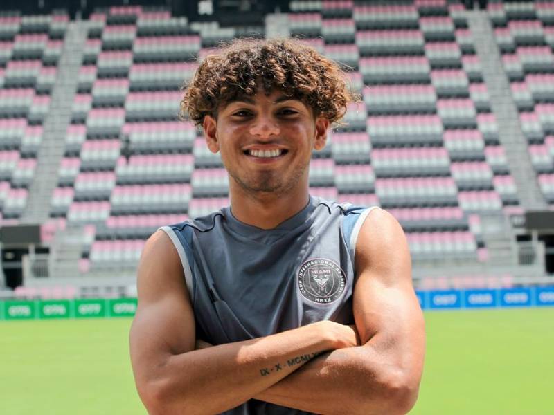 El mediocampista David Ruiz posando para GOLAZO en la cancha del estadio DRV PNK de Fort Lauderdale, Florida