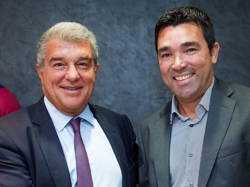 Deco (derecha) junto al presidente Joan Laporta del FC Barcelona.